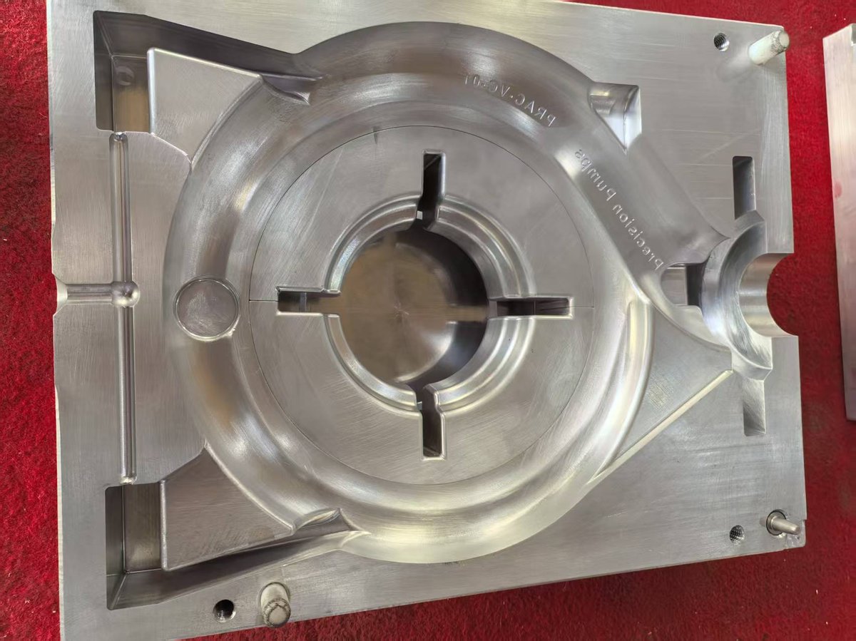 Two-part aluminium pump casing mould