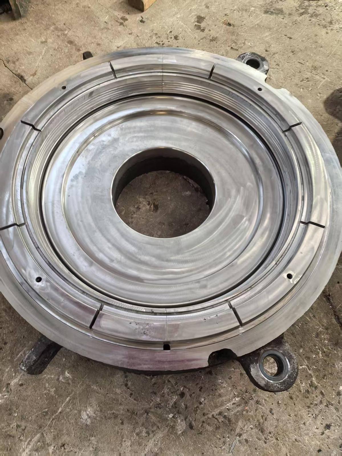 Cast pump casing with wear liner seat