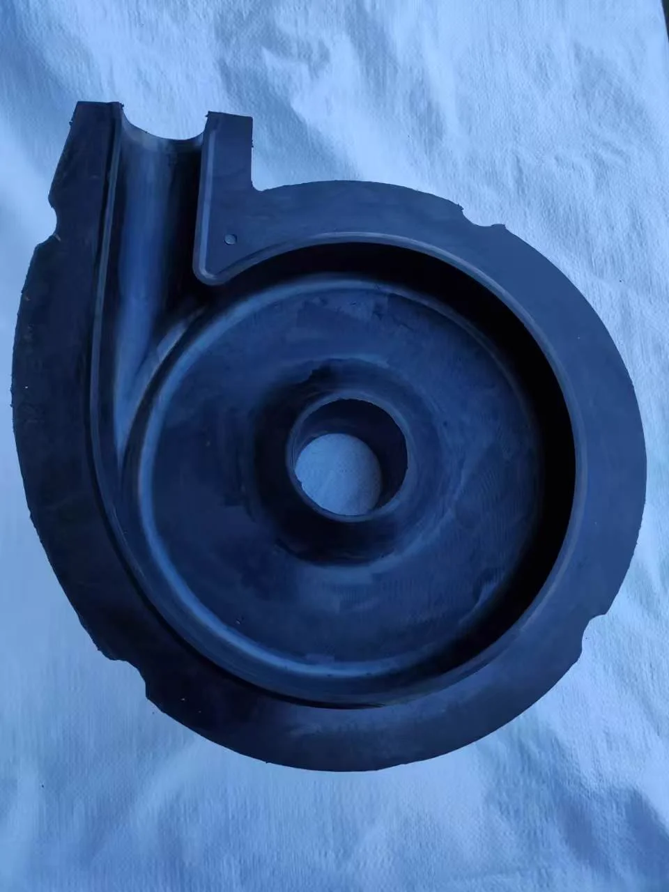 Moulded rubber volute liner for a slurry pump casing